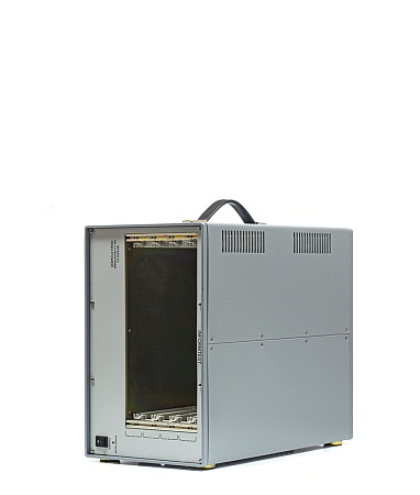 4-слотовое шасси VXI (800 Вт) 4-слотовое шасси VXI (800 Вт)